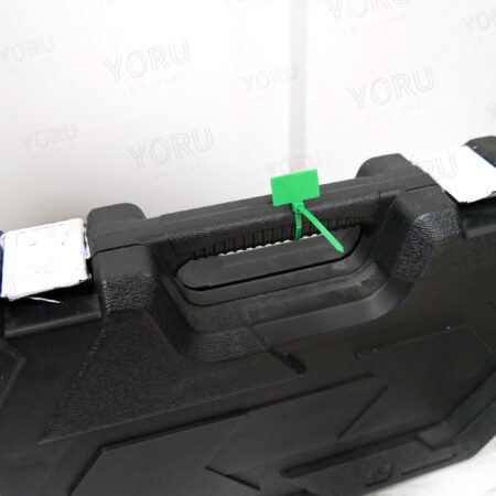เคเบิ้ลไทร์มีป้าย YORU สีเขียว