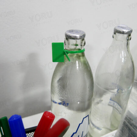 เคเบิ้ลไทร์มีป้าย YORU สีเขียว