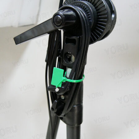 เคเบิ้ลไทร์มีป้าย YORU สีเขียว