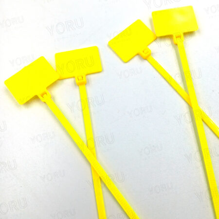 เคเบิ้ลไทร์มีป้าย YORU สีเหลือง